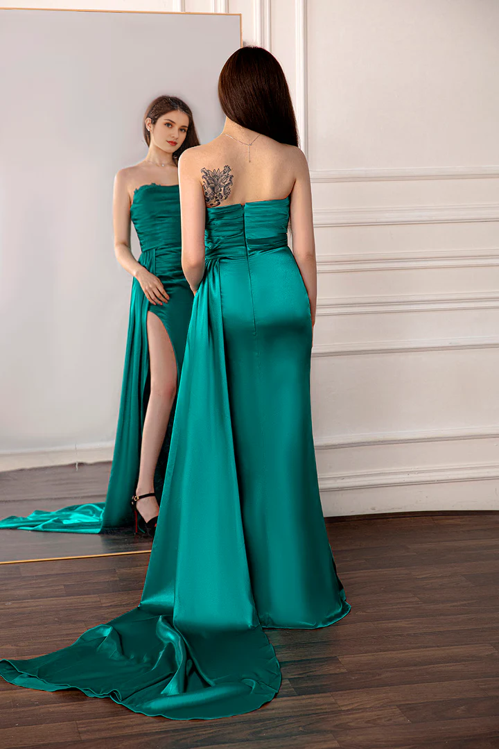 Grünes trägerloses Abendkleid mit Seitenschlitz und Bodenlänge