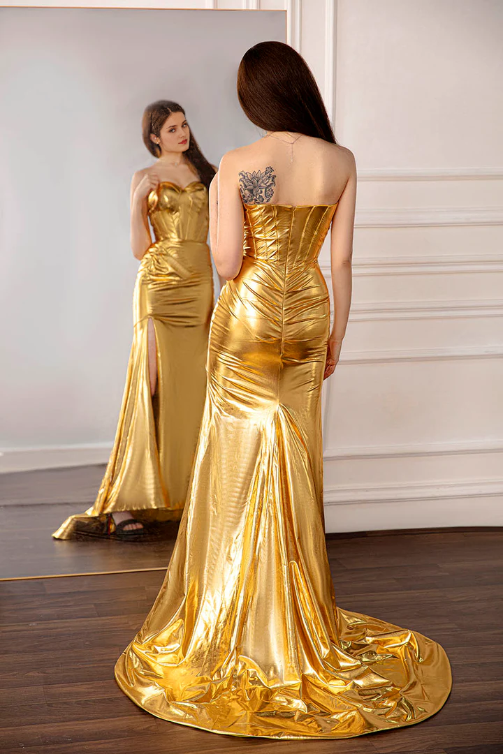 Goldenes trägerloses, rückenfreies, bodenlanges Abendkleid mit Seitenschlitz