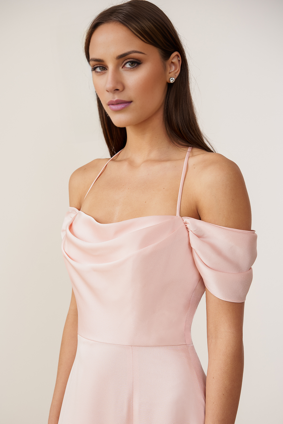 Robe de soirée longue à encolure carrée et épaules dénudées, sans manches, dos nu, fente latérale