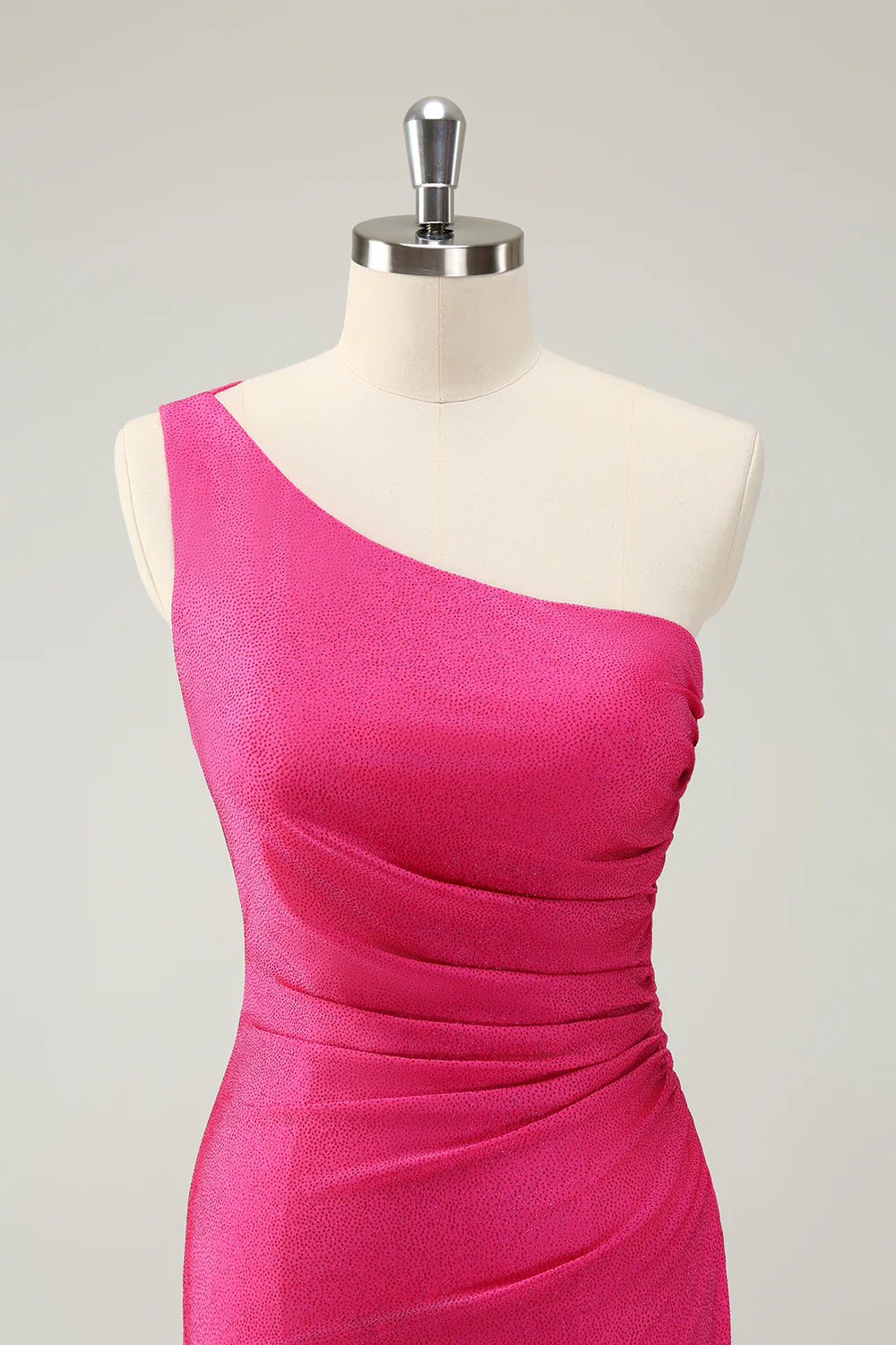 Einzigartiges rosa One-Shoulder-Plissee-Kurz-Enge-Kleid für den Schulanfang