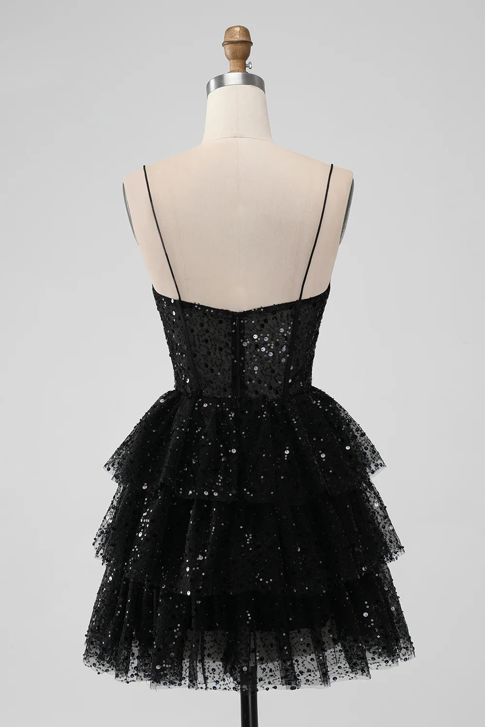 Robe trapèze noire brillante à fines bretelles et à paillettes courtes superposées pour la rentrée scolaire