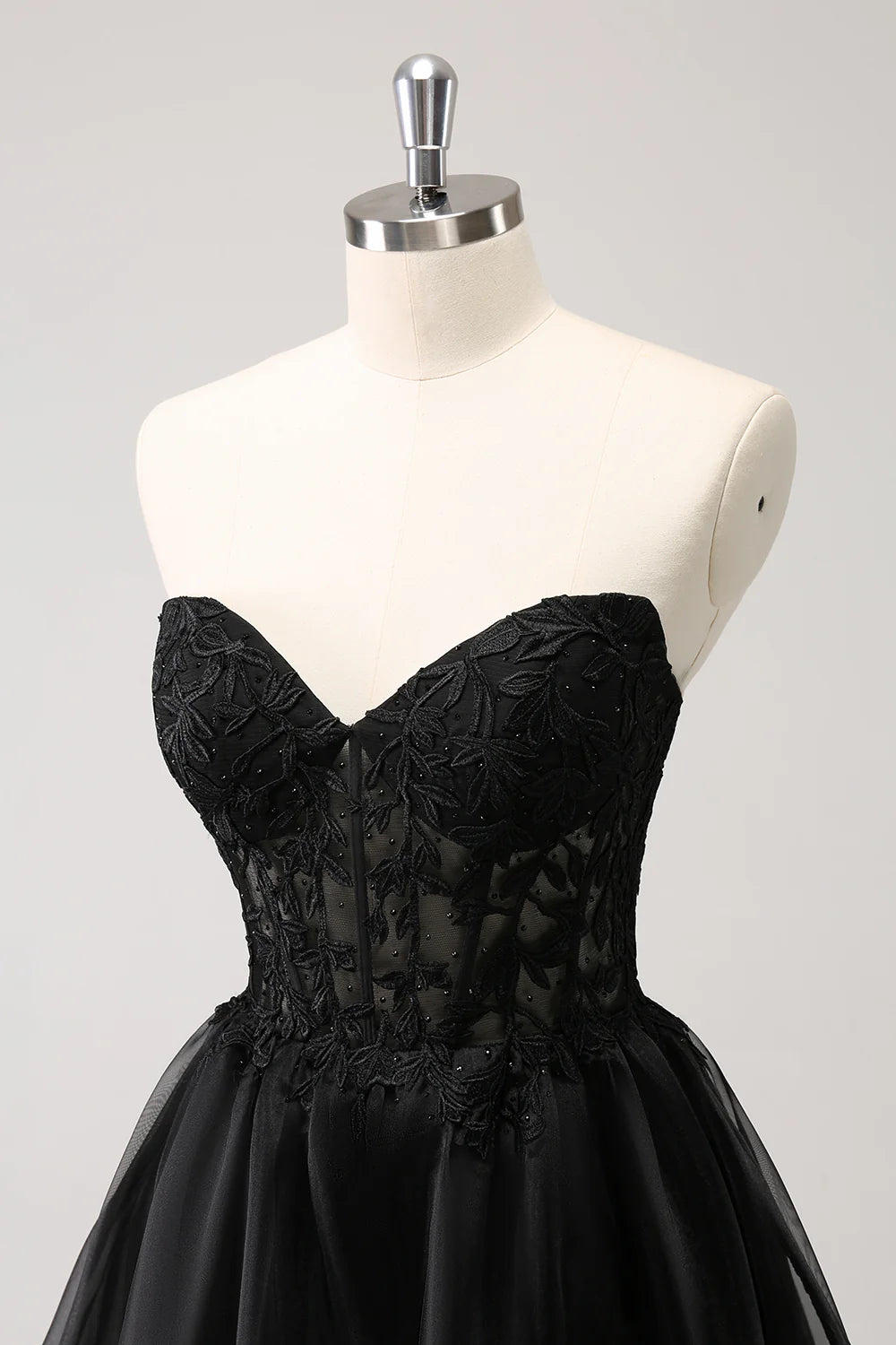 Robe de soirée noire brillante en forme de A avec corset et perles