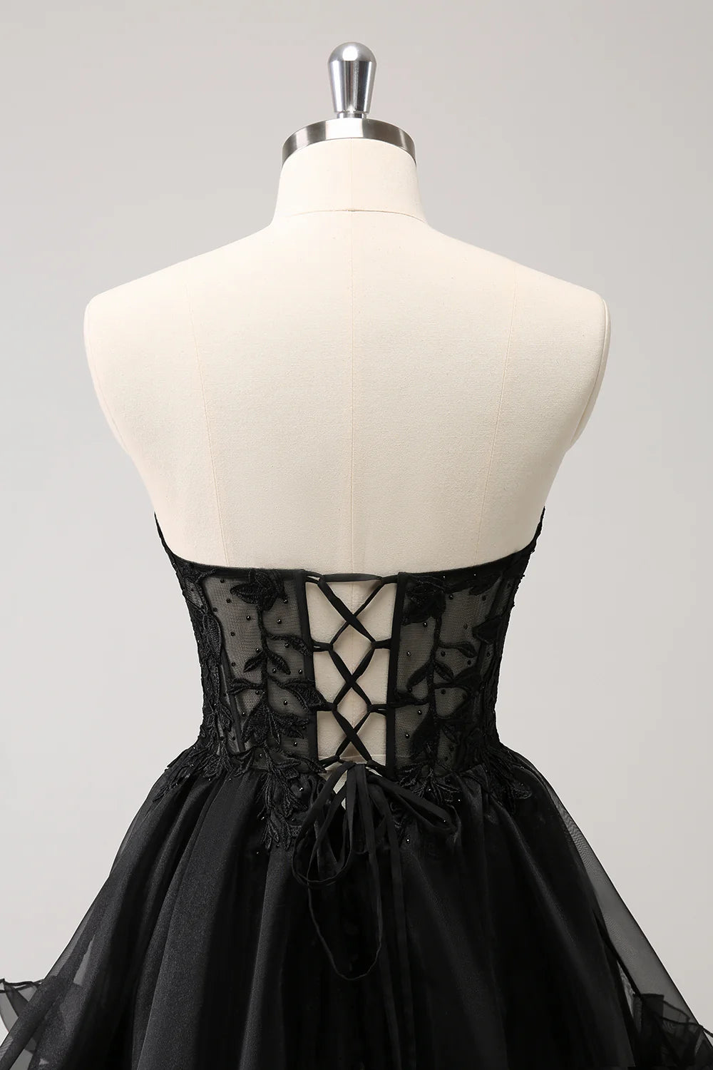 Robe de soirée noire brillante en forme de A avec corset et perles