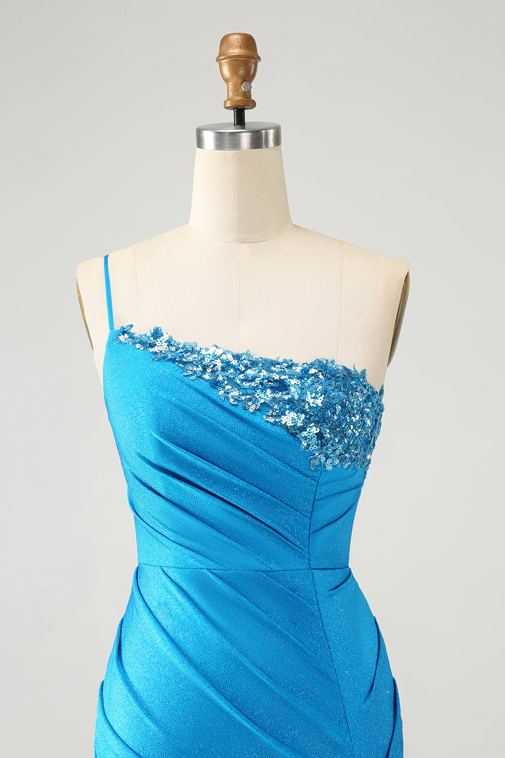 Funkelnd blaues, schmal geschnittenes, einschultriges, plissiertes, kurzes Kleid für den Schulanfang