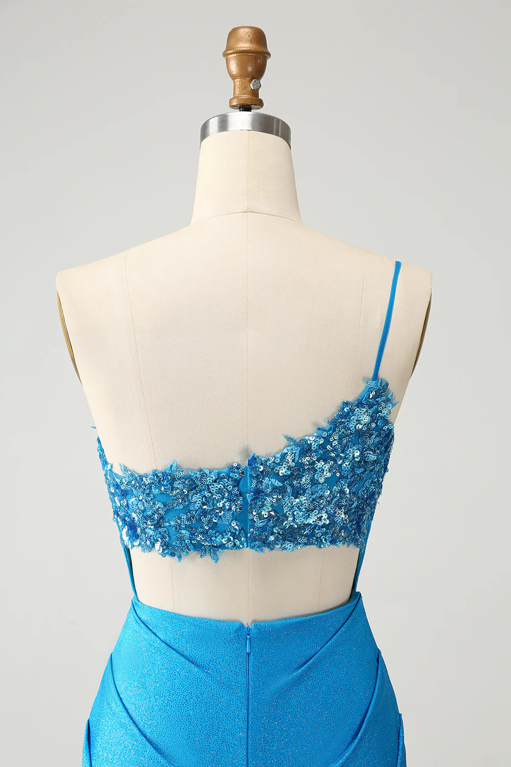 Funkelnd blaues, schmal geschnittenes, einschultriges, plissiertes, kurzes Kleid für den Schulanfang