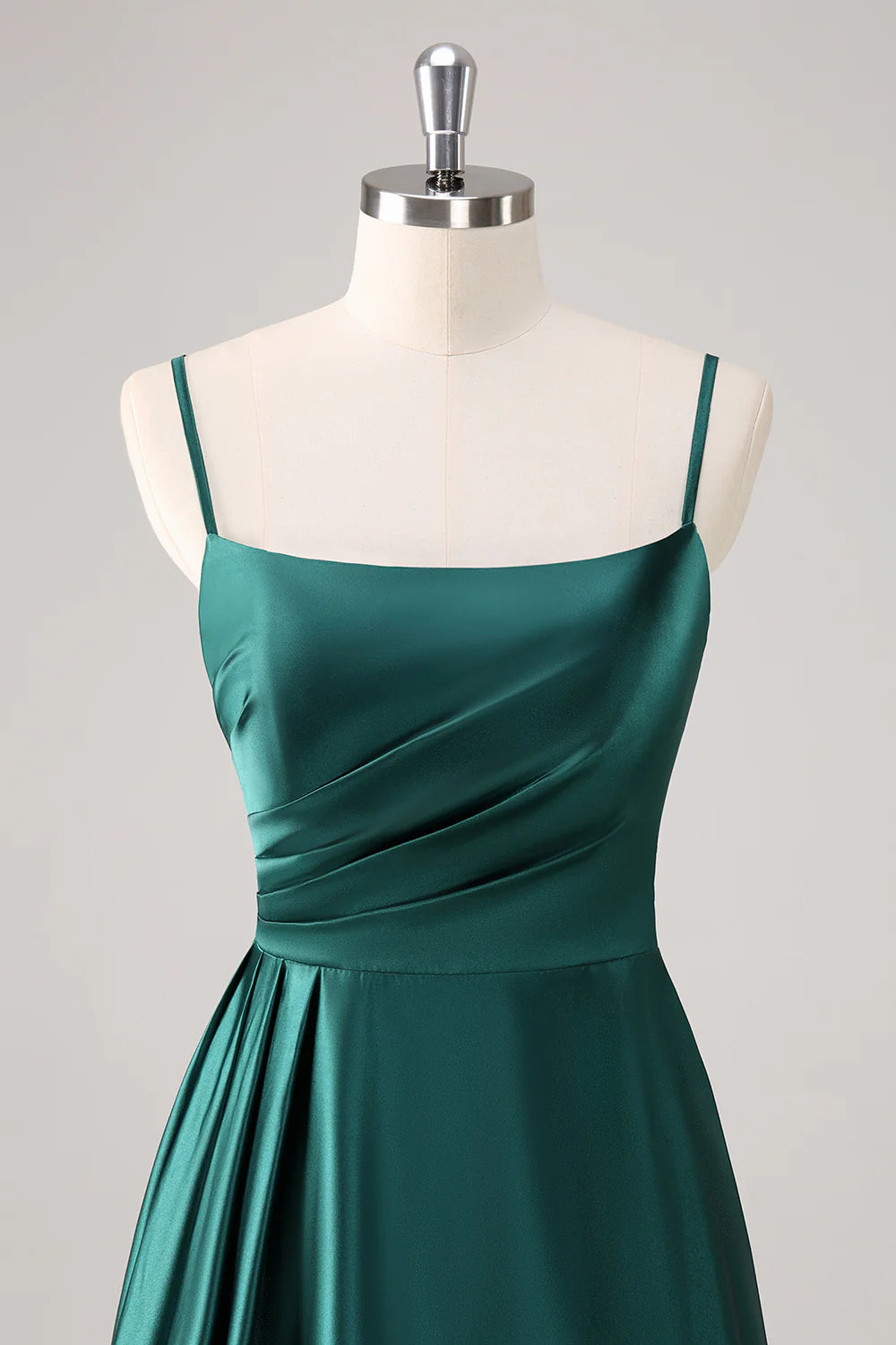 Robe de demoiselle d'honneur en satin plissé à fines bretelles vert foncé, coupe trapèze