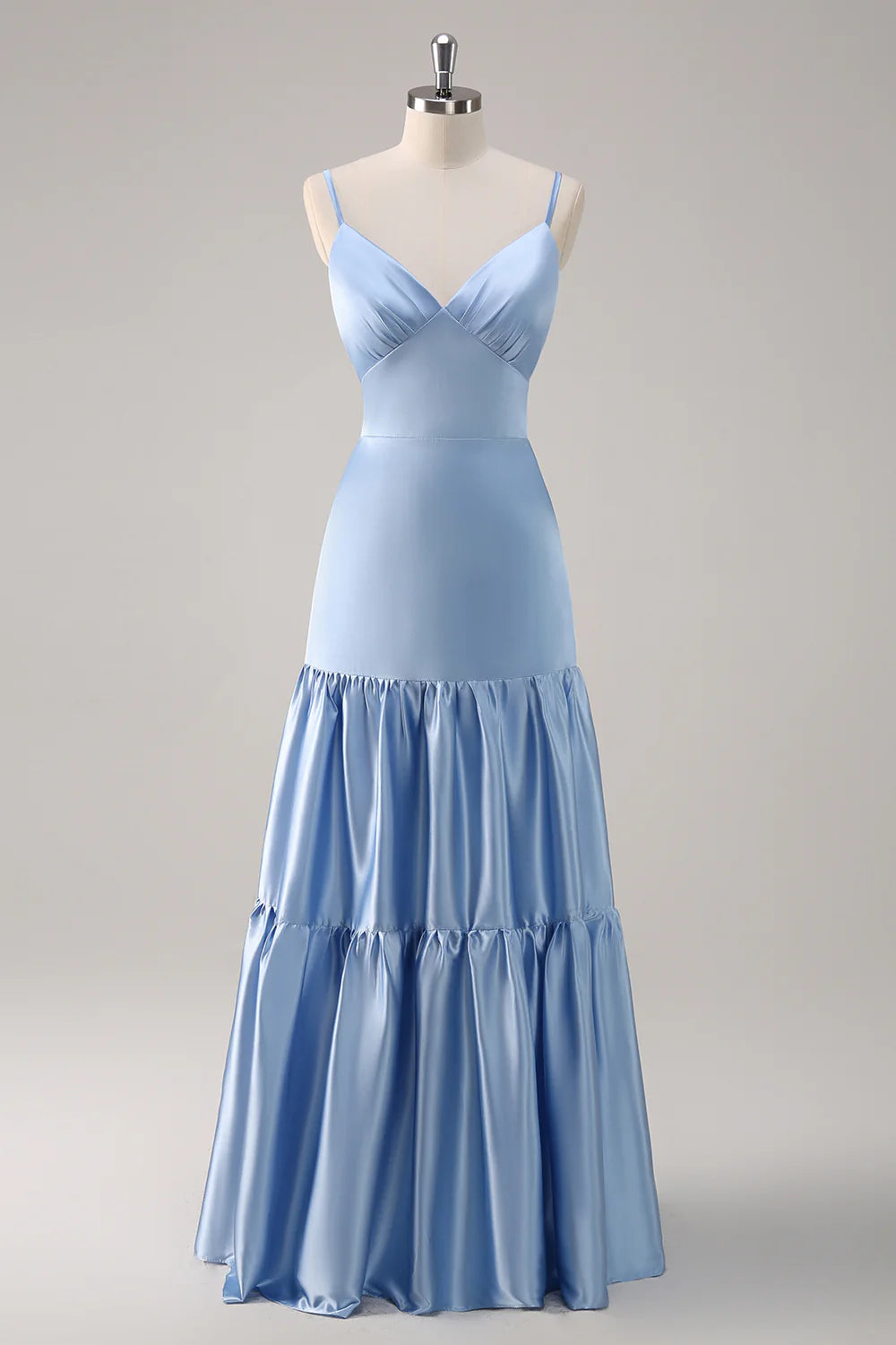 Robe de demoiselle d'honneur en satin bleu ciel à volants et fines bretelles, col en V et coupe trapèze