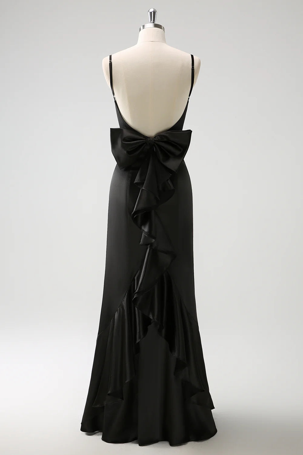 Robe de demoiselle d'honneur sirène noire en satin à fines bretelles et à volants