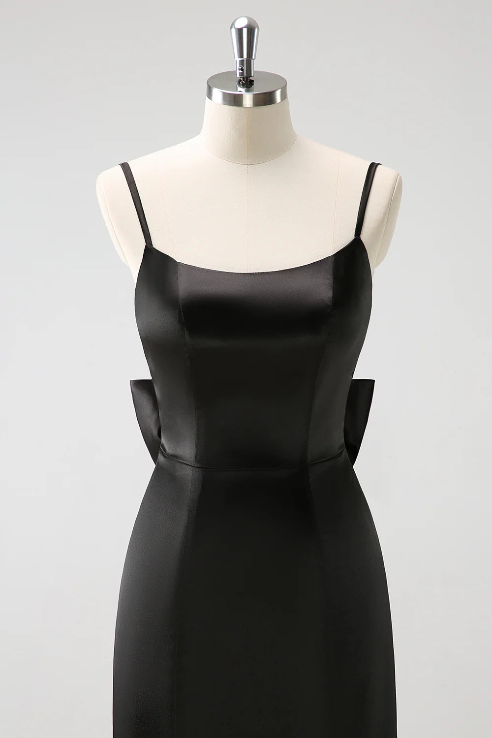 Robe de demoiselle d'honneur sirène noire en satin à fines bretelles et à volants