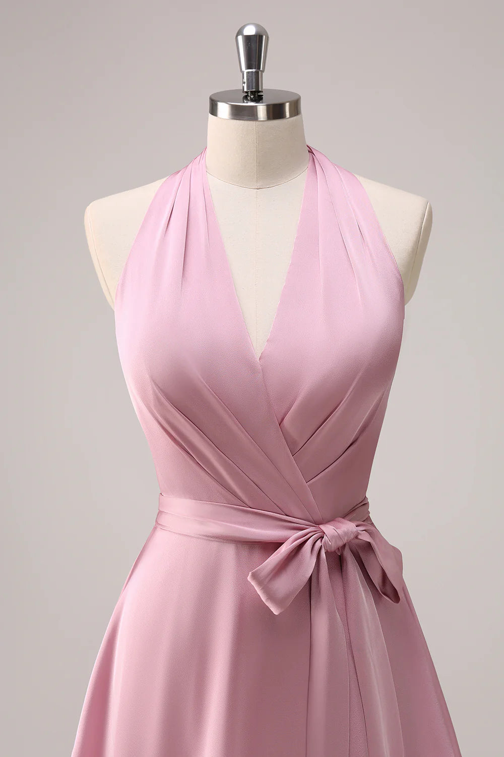 Robe de demoiselle d'honneur longue en satin rose à col en V et à plis superposés