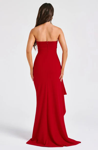 Bodenlanges Ballkleid aus Crêpe mit trägerlosem Kragen, Seitenschlitz