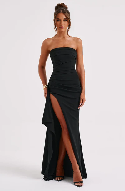 Schulterfreier Kragen mit drapierten Rüschenkanten aus Kreppstoff und bodenlangem Ballkleid