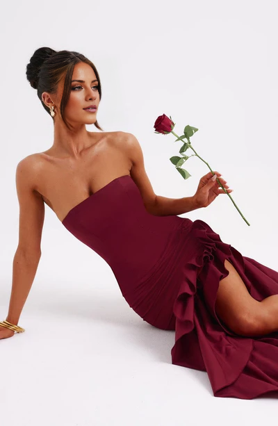 Trägerloses, rückenfreies, seitlich geschlitztes, gerüschtes Rand und bodenlanges Ballkleid