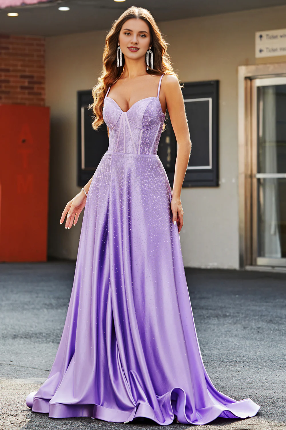 Glänzendes hellviolettes A-Linien-Ballkleid mit seitlichem Schlitz und engem Korsett