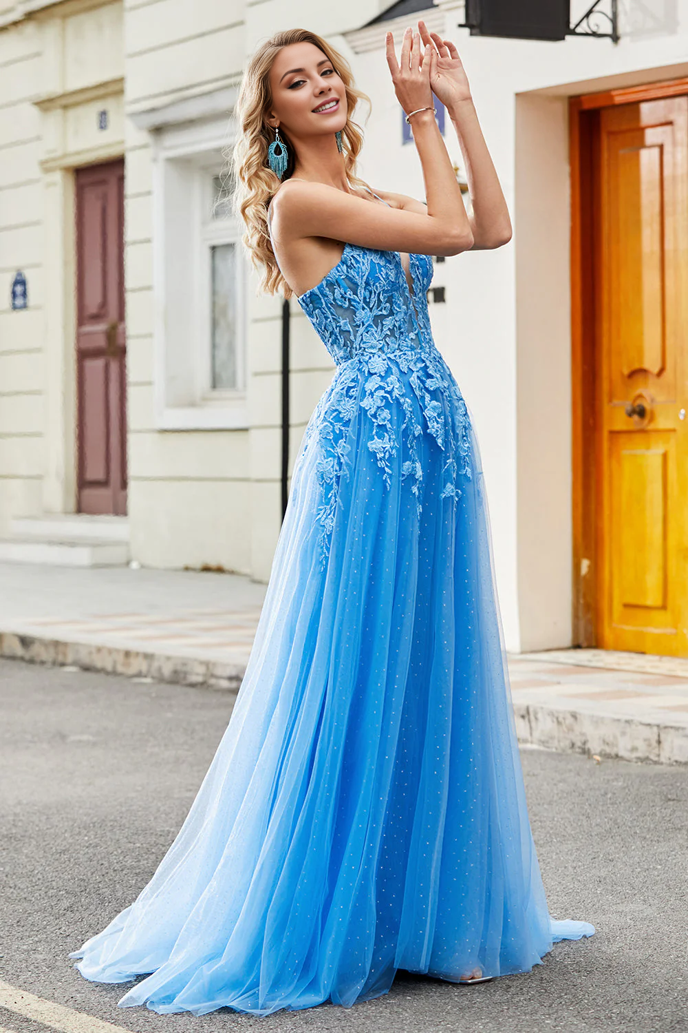 Wunderschönes blaues A-Linien-Ballkleid mit dünnen Trägern und Aufnäher