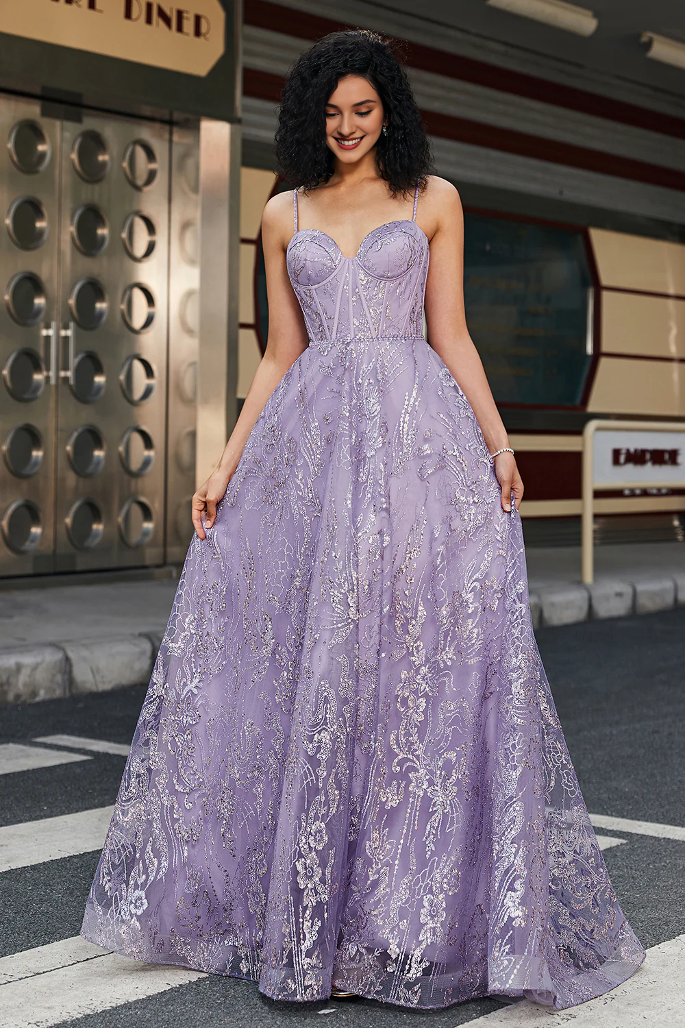 Funkelndes lila A-Linien-Partykleid mit dünnen Schulterträgern und langen Pailletten und engem Korsett
