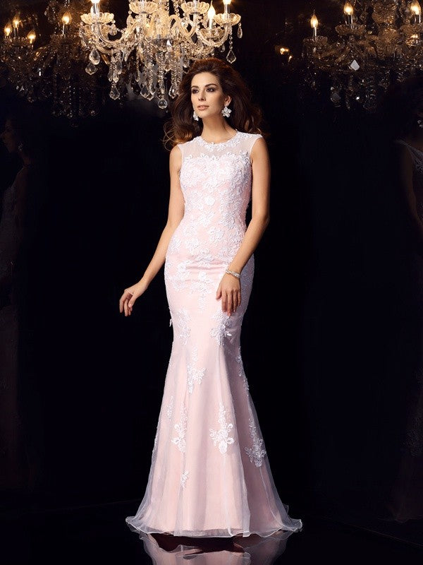 Robe longue en satin sans manches, style sirène, décolleté plongeant en dentelle, traîne courte