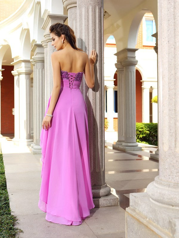 Robe de cocktail trapèze/princesse sans bretelles, en mousseline, avec perles, sans manches et décolleté plongeant