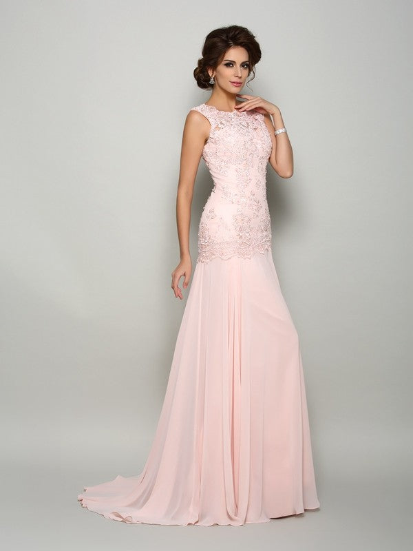 Robe de mère de la mariée longue en mousseline de soie, style trompette/sirène, décolleté plongeant, perles, sans manches