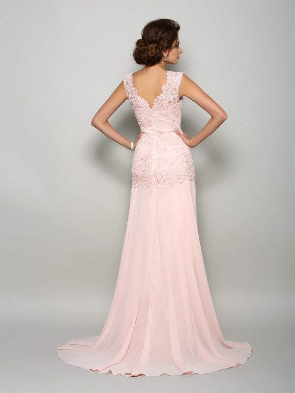 Robe de mère de la mariée longue en mousseline de soie, style trompette/sirène, décolleté plongeant, perles, sans manches