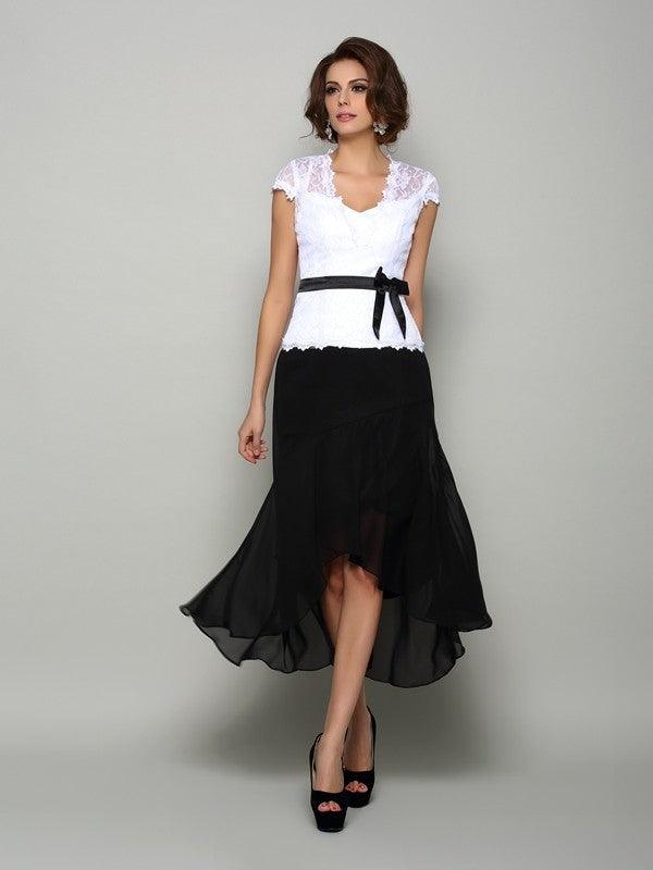 Robe de mère de la mariée en mousseline, coupe trapèze/princesse, col en V, ceinture/ruban, sans manches, coupe haute et basse