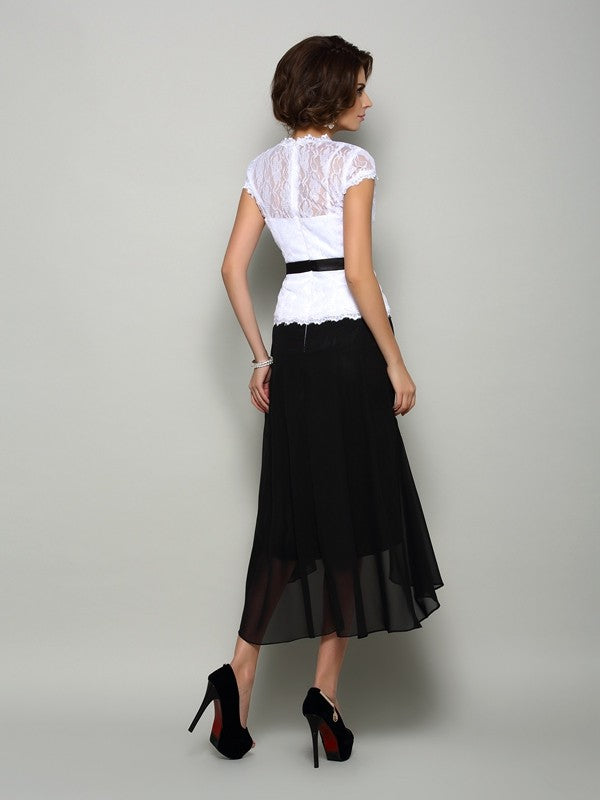 Robe de mère de la mariée en mousseline, coupe trapèze/princesse, col en V, ceinture/ruban, sans manches, coupe haute et basse