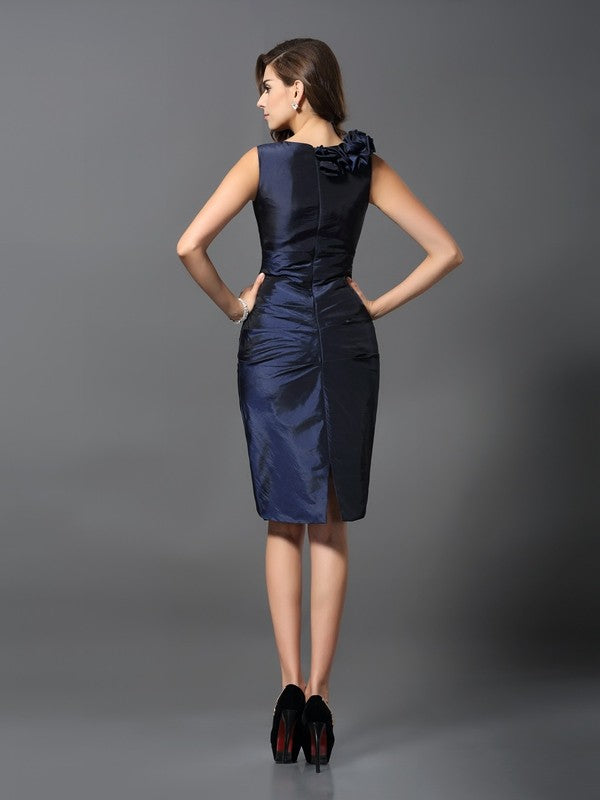 Robe de cocktail courte en taffetas, coupe fourreau/colonne, col en V, sans manches, avec fleurs faites à la main