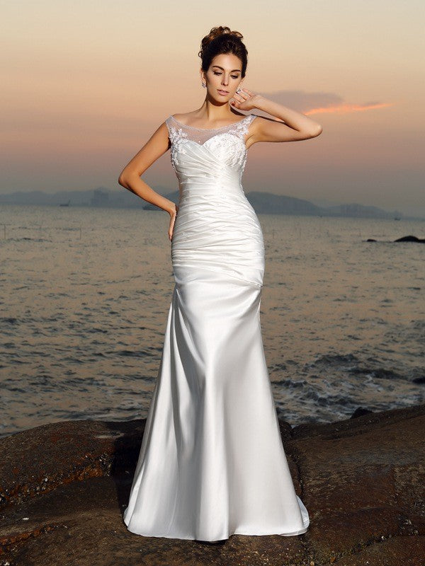 Robe de mariée longue en satin, style sirène, décolleté plongeant, sans manches, avec perles