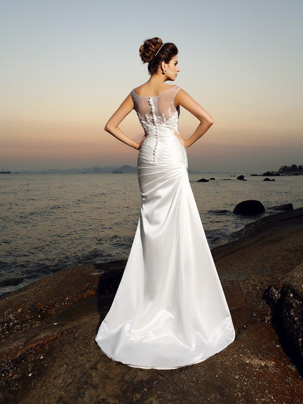 Robe de mariée longue en satin, style sirène, décolleté plongeant, sans manches, avec perles
