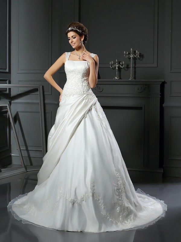 Robe de mariée longue en satin sans manches avec bretelles et appliques
