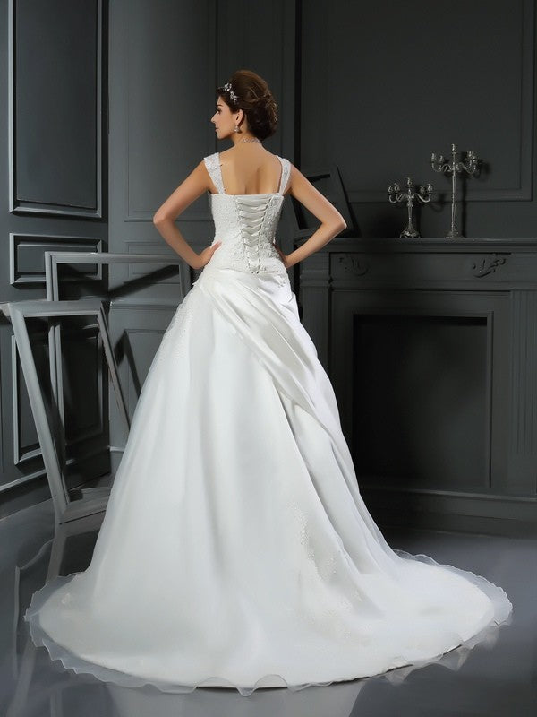 Robe de mariée longue en satin sans manches avec bretelles et appliques
