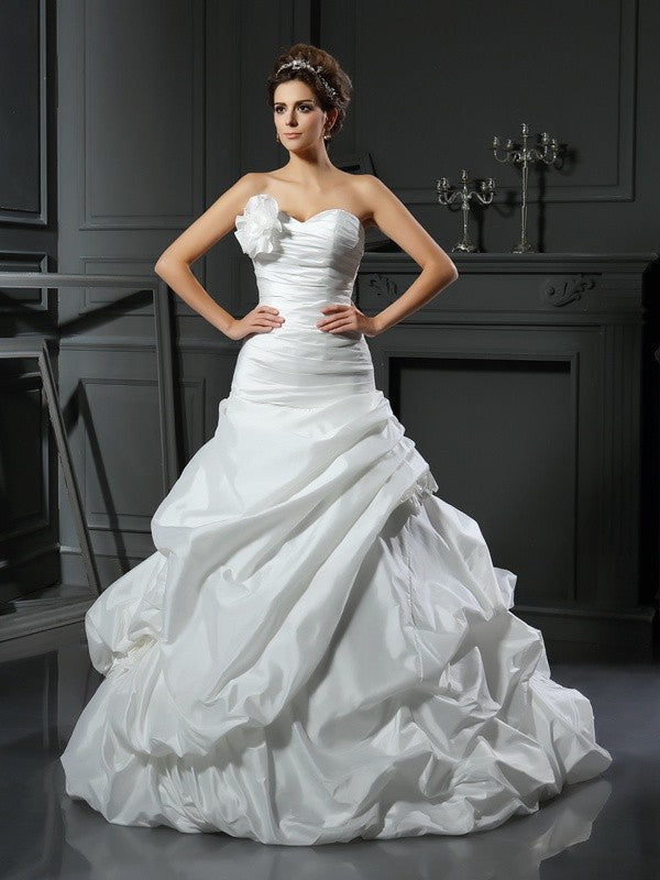 Robe de mariée longue en taffetas, sans manches, avec décolleté en cœur et fleurs faites à la main