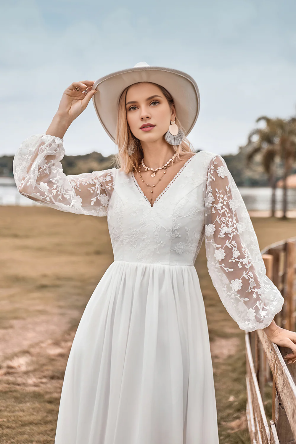 A-Linien-Brautkleid aus Chiffon mit langen Ärmeln und Spitze im Bohemian-Stil