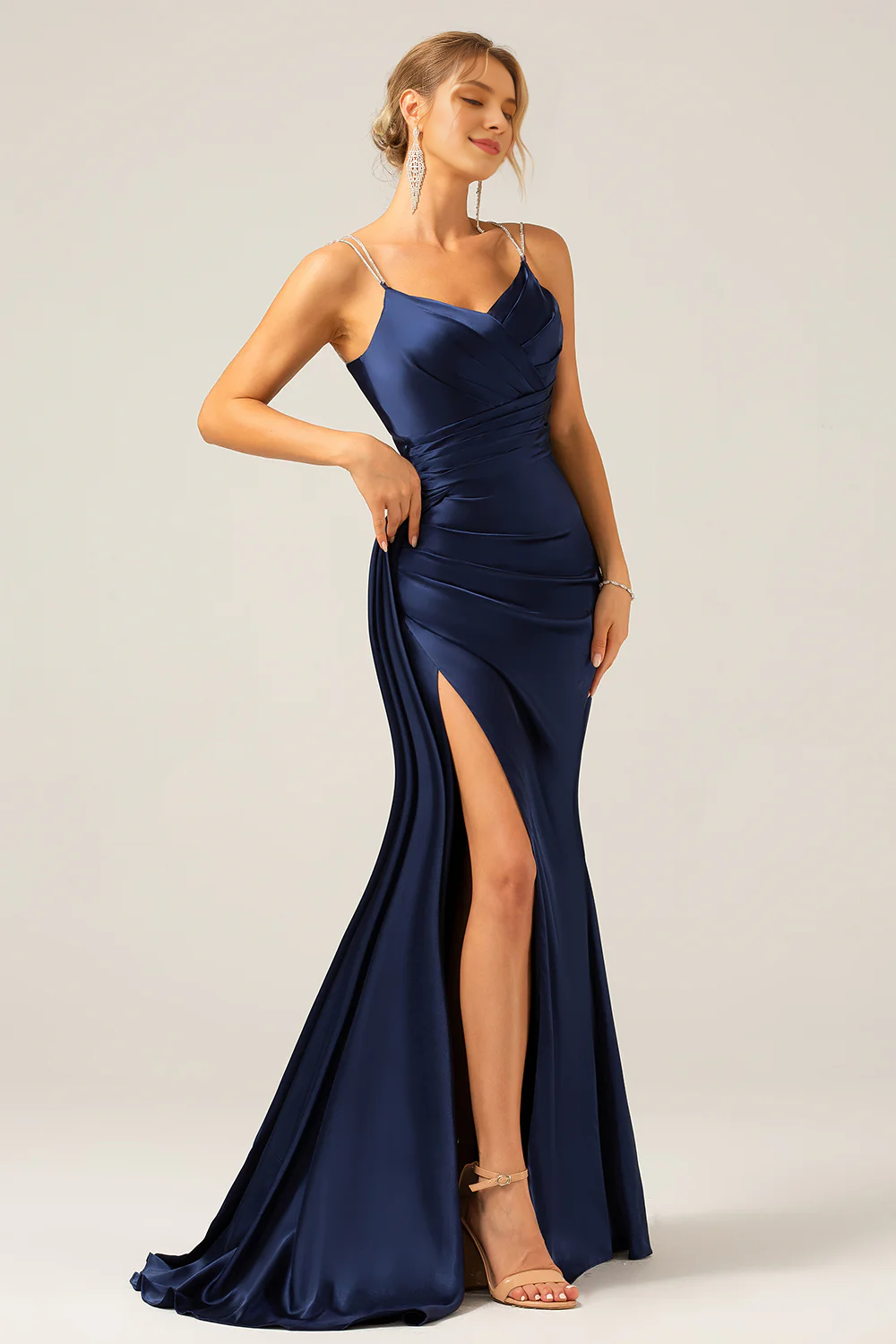 Marineblaues, ultralanges Kleid mit Fischschwanz-Ausschnitt, dünnen Schulterträgern, Schlitz, Plissee und Pailletten