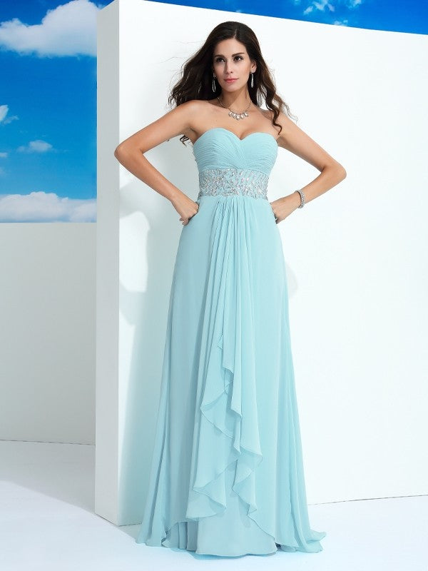 Robe longue en mousseline de soie, coupe trapèze/princesse, décolleté en cœur, perles, sans manches