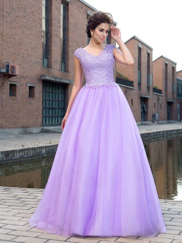 Robe de bal à col en V et manches courtes avec appliques