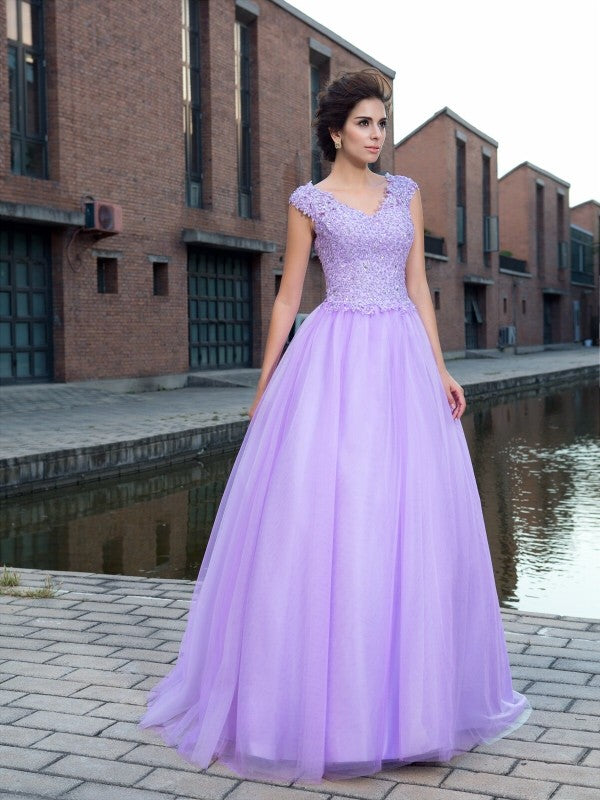 Robe de bal à col en V et manches courtes avec appliques