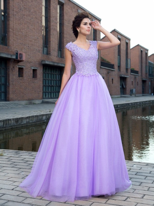 Robe de bal à col en V et manches courtes avec appliques