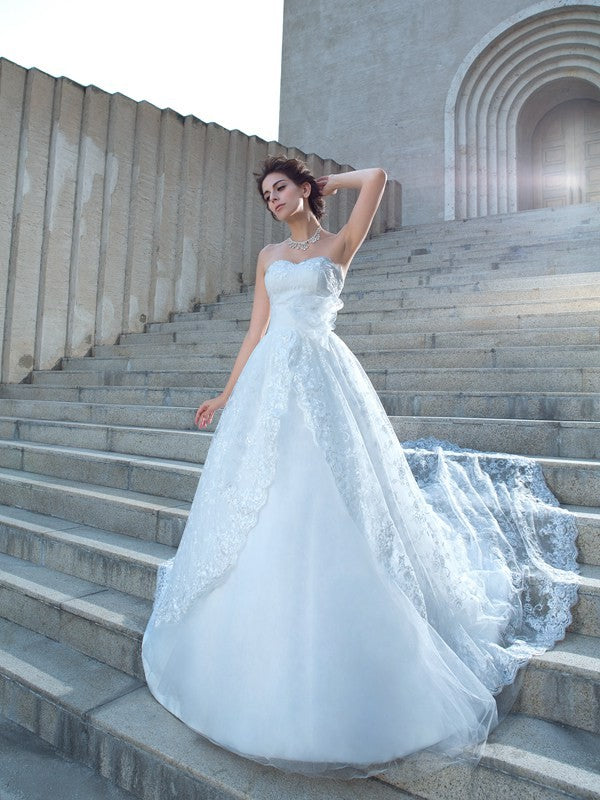 Robe de mariée longue en dentelle, décolleté en cœur, sans manches