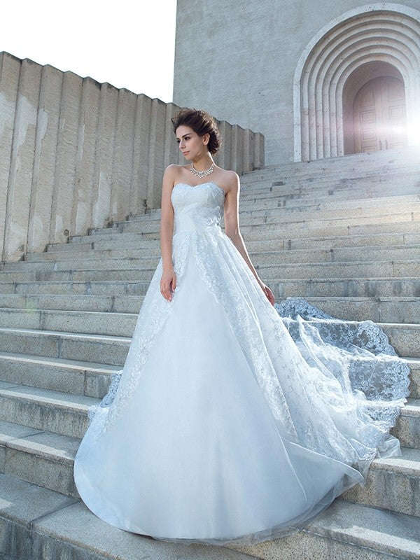 Robe de mariée longue en dentelle, décolleté en cœur, sans manches
