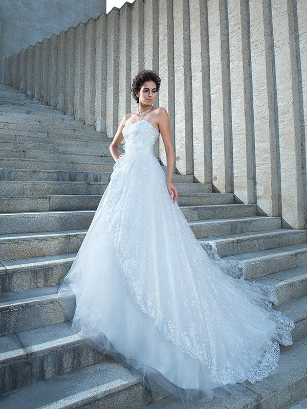 Robe de mariée longue en dentelle, décolleté en cœur, sans manches