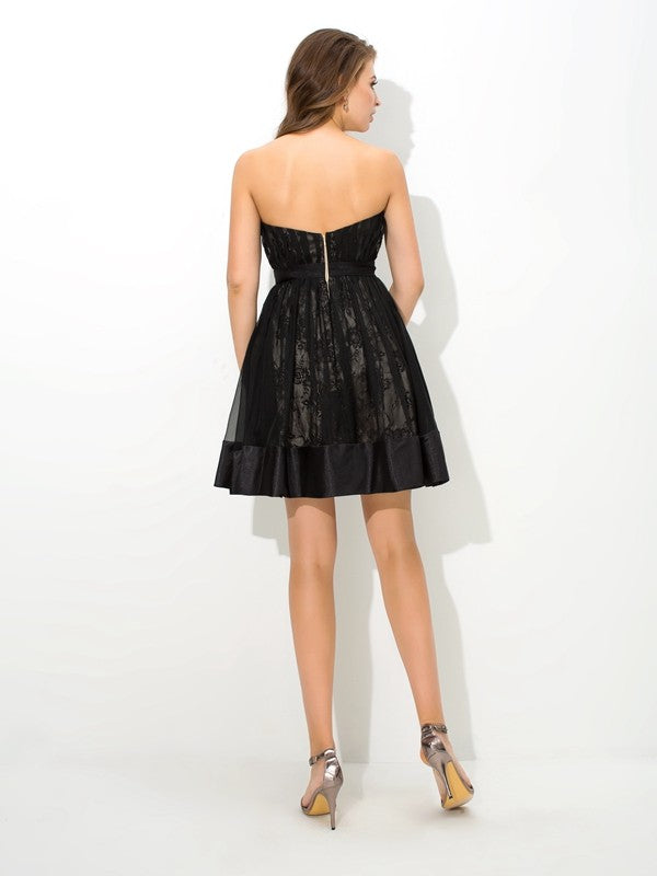 Robe de cocktail courte en mousseline de soie, coupe trapèze/princesse, décolleté en cœur, sans manches, en dentelle