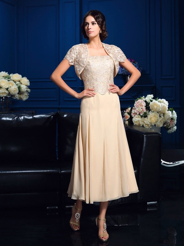 Robe de mère de la mariée courte en mousseline, coupe A-Line/Princesse, avec appliques carrées, sans manches