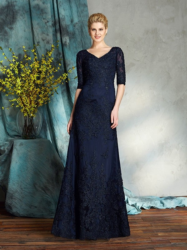 Robe de mère de la mariée longue en satin, coupe fourreau/colonne, col en V, manches 1/2, avec appliques