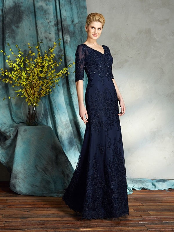Robe de mère de la mariée longue en satin, coupe fourreau/colonne, col en V, manches 1/2, avec appliques