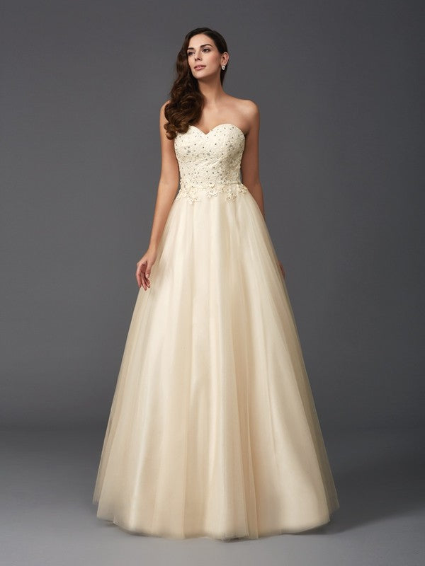 Robe longue en filet, coupe trapèze/princesse, décolleté en cœur, perles, sans manches