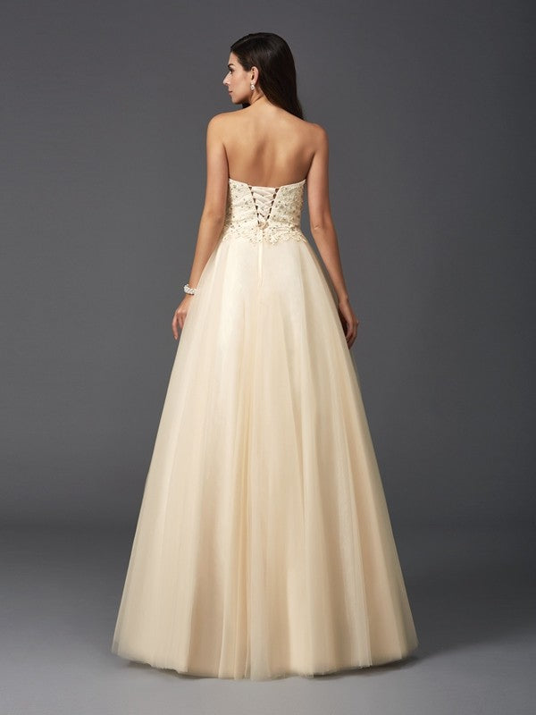 Robe longue en filet, coupe trapèze/princesse, décolleté en cœur, perles, sans manches