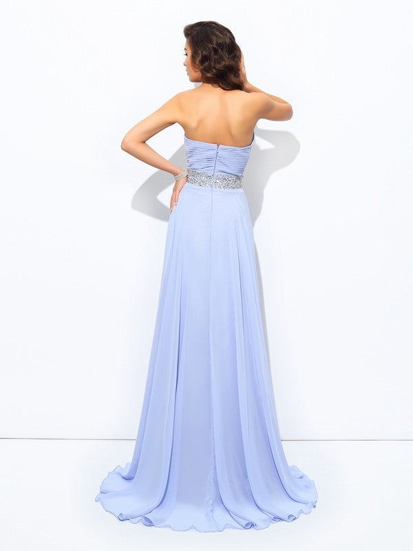 Robe longue en mousseline de soie, coupe trapèze/princesse, décolleté en cœur, perles, sans manches