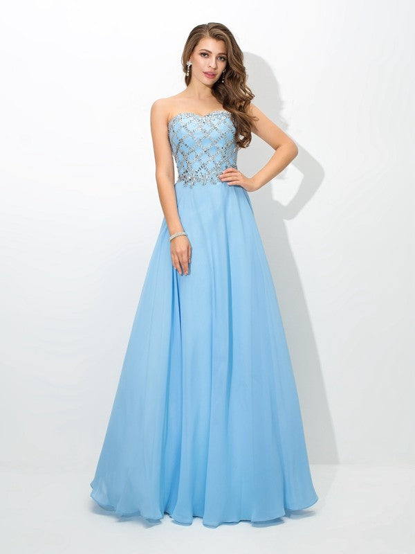 Robe longue en mousseline de soie, coupe trapèze/princesse, décolleté en cœur, perles, sans manches