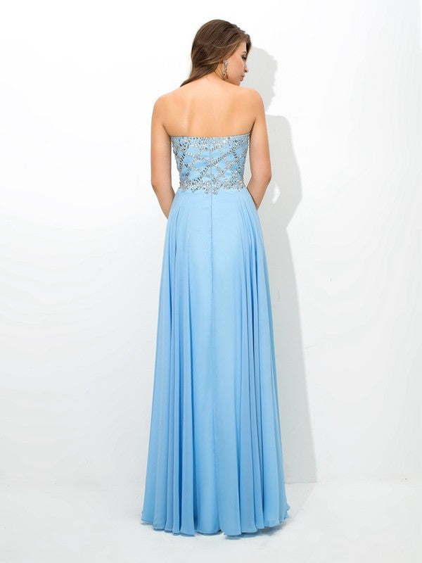Robe longue en mousseline de soie, coupe trapèze/princesse, décolleté en cœur, perles, sans manches